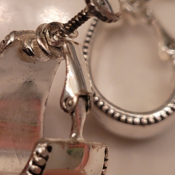 Napier silver-toned comfort clip earrings with a paisley Design Elegant - Picture 5 of 5